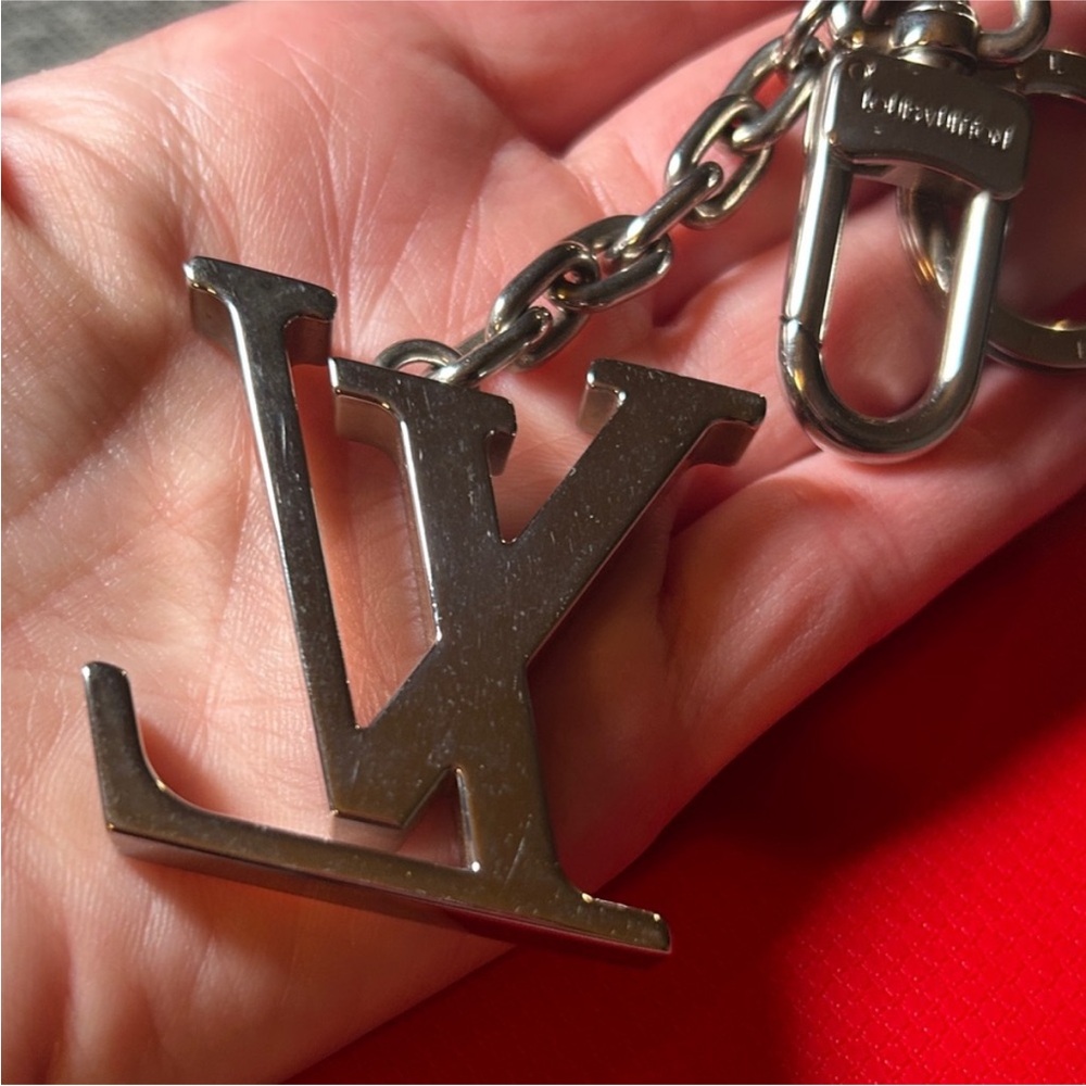 LOUIS VUITTON Initiales Louis Vuitton Bag Charm Key Holder Keychain + COA - Picture 8 of 8